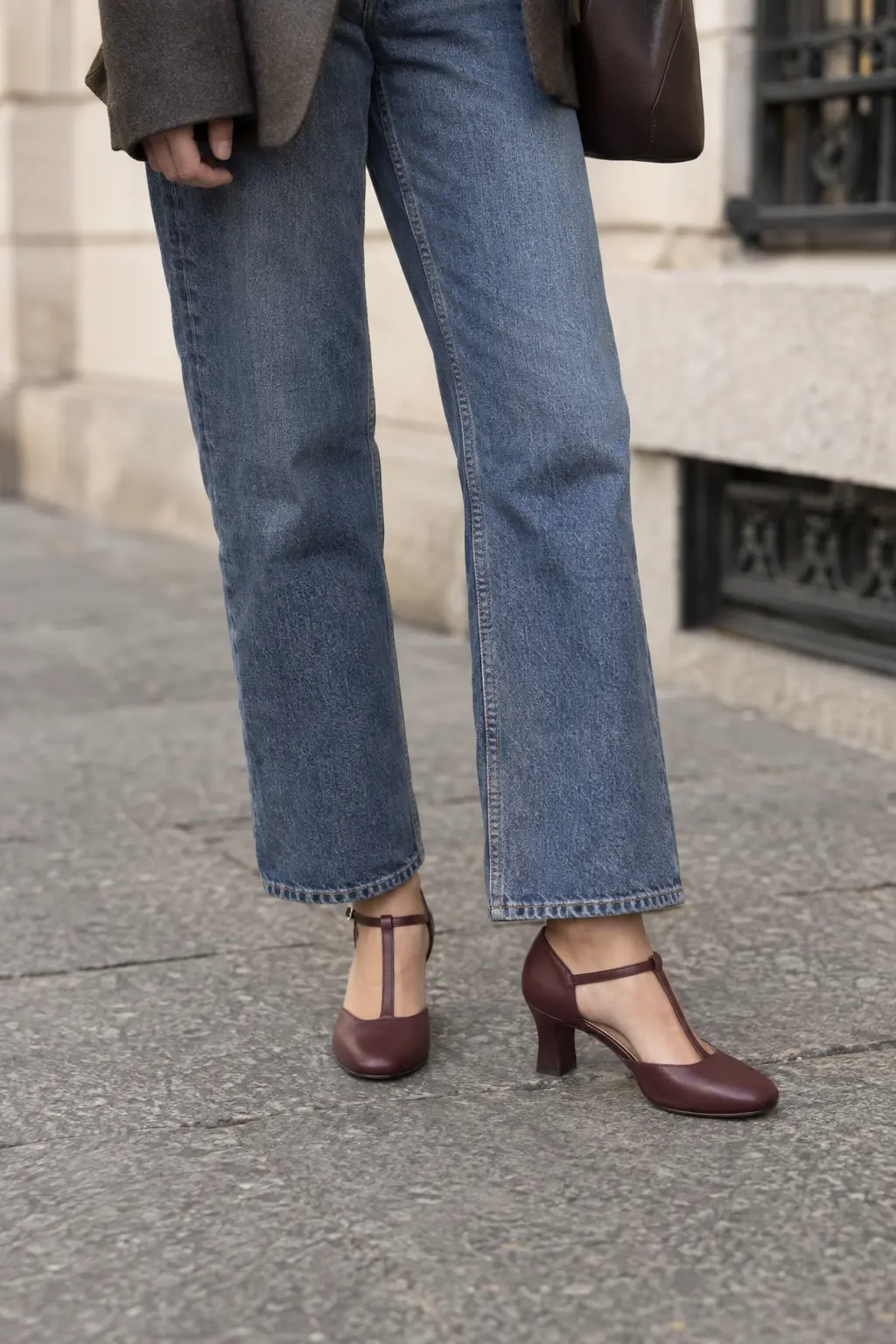 Chaussures Salomé bordeaux portées avec un jean droit contemporain